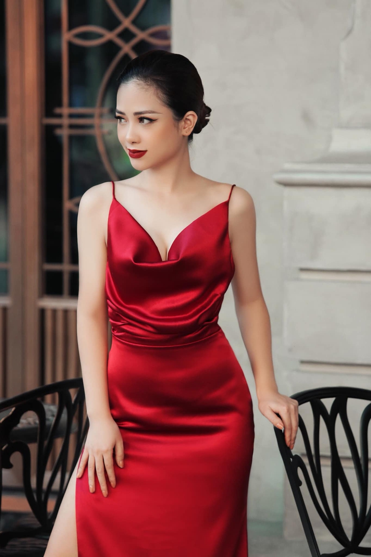 Nhan sắc Dương Hoàng Yến, nữ ca sĩ mới nhập viện vì liệt dây thần kinh số 7- Ảnh 2.
