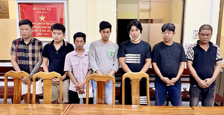 Công an đột kích sòng bạc lớn, bắt giam 7 đối tượng- Ảnh 1.