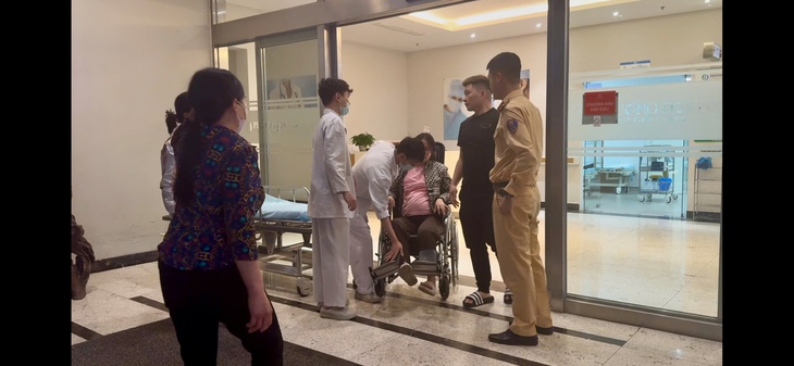 CSGT mở đường giúp sản phụ sắp sinh vượt 11km đến viện kịp thời- Ảnh 1. CSGT mở đường giúp sản phụ sắp sinh vượt 11km đến viện kịp thời- Ảnh 1.