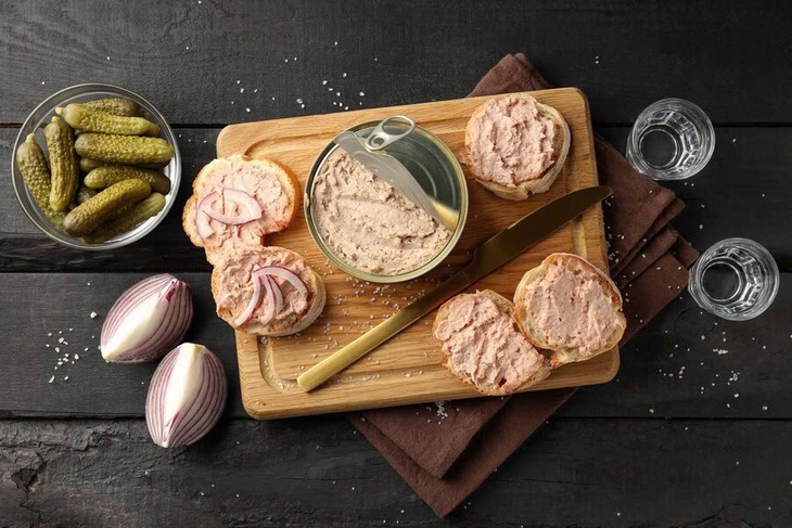 Botulinum 'ẩn mình' trong hộp pate, nam thanh niên ăn vào liệt tứ chi - Ảnh 1. Botulinum 'ẩn mình' trong hộp pate, nam thanh niên ăn vào liệt tứ chi - Ảnh 1.