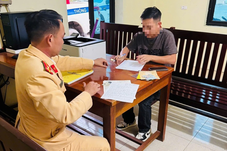 Triệu tập tài xế ô tô khách sử dụng cùng lúc 2 điện thoại khi đang lái xe- Ảnh 1.