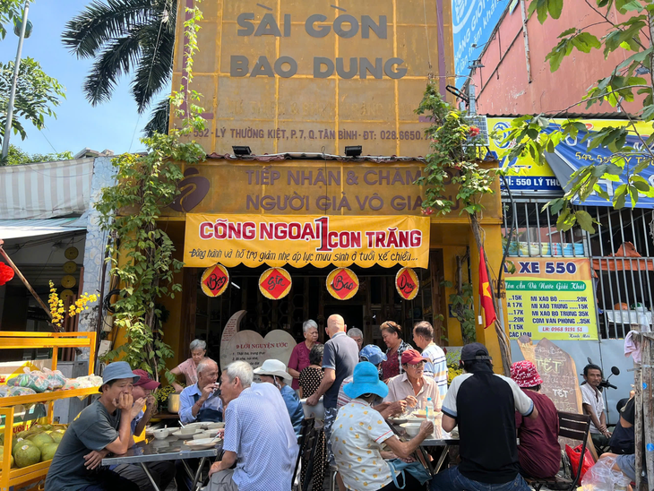 'Cõng Ngoại 1 Con Trăng' – Cây cầu nối giữa những mảnh đời và lòng nhân ái- Ảnh 2.