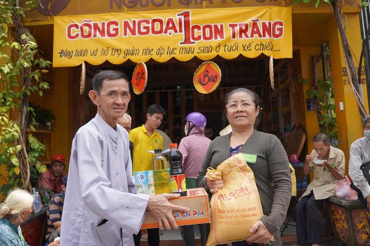 'Cõng Ngoại 1 Con Trăng' – Cây cầu nối giữa những mảnh đời và lòng nhân ái- Ảnh 3.