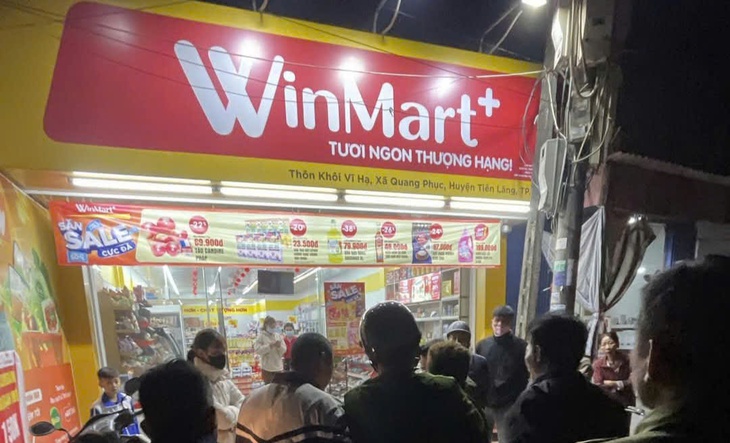 Xịt hơi cay vào mặt nhân viên bán hàng, gã thanh niên cướp khay tiền bỏ chạy - Ảnh 1. Xịt hơi cay vào mặt nhân viên bán hàng, gã thanh niên cướp khay tiền bỏ chạy - Ảnh 1.