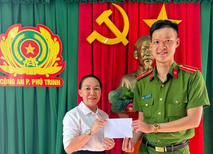 Người phụ nữ bất ngờ nhận lại 5 triệu đồng sau hơn 2 tháng tưởng là bị mất- Ảnh 1. Người phụ nữ bất ngờ nhận lại 5 triệu đồng sau hơn 2 tháng tưởng là bị mất- Ảnh 1.