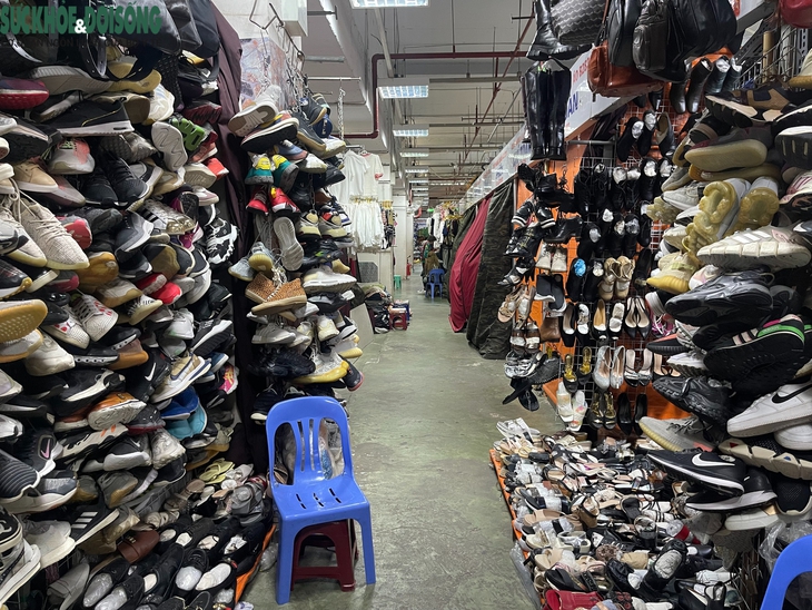 Cảnh đìu hiu trong khu chợ 'dưới lòng đất' giữa phố cổ Hà Nội- Ảnh 3.