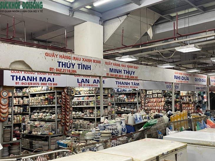 Cảnh đìu hiu trong khu chợ 'dưới lòng đất' giữa phố cổ Hà Nội- Ảnh 8.