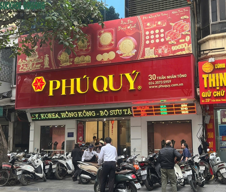 Giá vàng tiếp tục biến động, người dân xếp hàng đi mua bán- Ảnh 5.