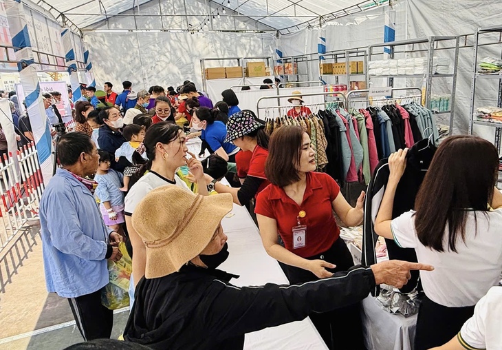 Hơn 1.000 suất quà đến với bệnh nhân nghèo tại Hội chợ '0 đồng'- Ảnh 3. Hơn 1.000 suất quà đến với bệnh nhân nghèo tại Hội chợ '0 đồng'- Ảnh 3.
