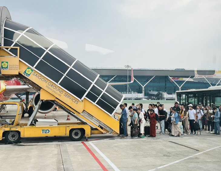 Giá vé máy bay dịp lễ 30/4 và 1/5 tăng cao, khách chuyển hướng sang phương tiện khác- Ảnh 1. Giá vé máy bay dịp lễ 30/4 và 1/5 tăng cao, khách chuyển hướng sang phương tiện khác- Ảnh 1.