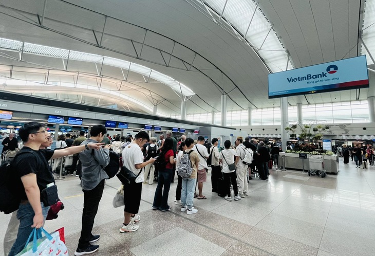 Giá vé máy bay dịp lễ 30/4 và 1/5 tăng cao, khách chuyển hướng sang phương tiện khác- Ảnh 2. Giá vé máy bay dịp lễ 30/4 và 1/5 tăng cao, khách chuyển hướng sang phương tiện khác- Ảnh 2.