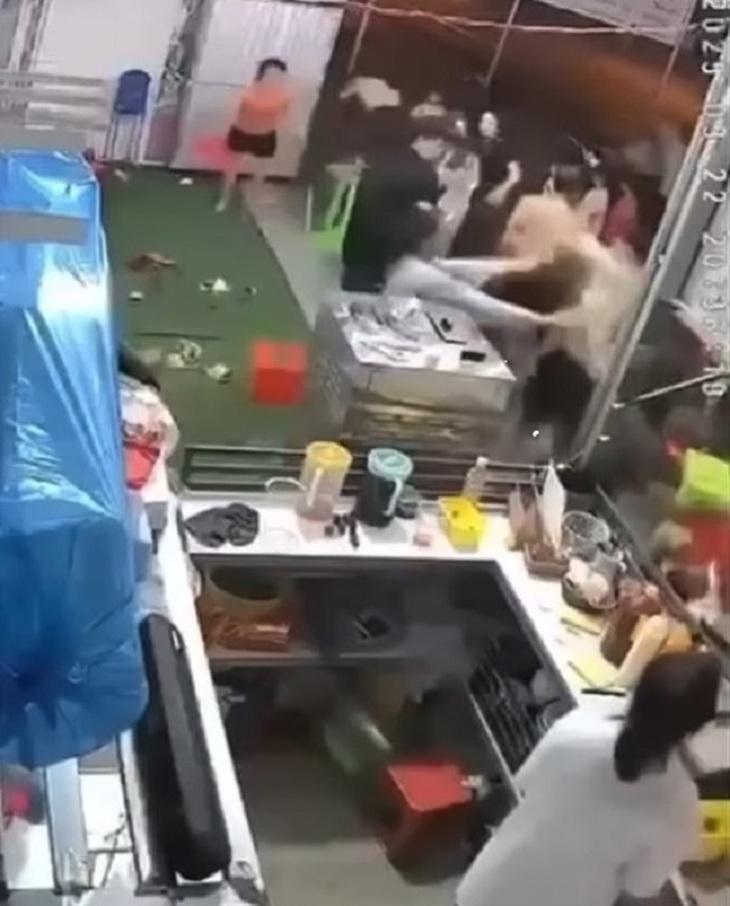 Công an làm rõ vụ bà bầu bị đánh vì trẻ em giành nhau đồ chơi ở Đồng Nai- Ảnh 1. Công an làm rõ vụ bà bầu bị đánh vì trẻ em giành nhau đồ chơi ở Đồng Nai- Ảnh 1.