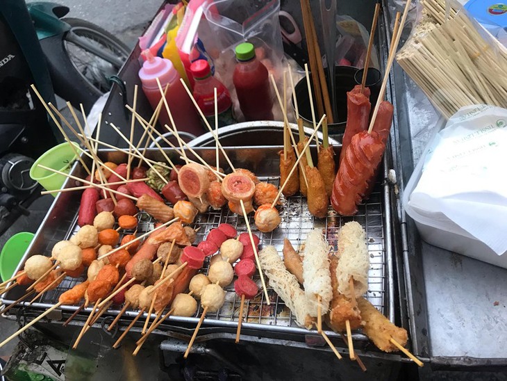 Bộ Y tế: Hàng nướng 'xiên bẩn' sử dụng thực phẩm kém chất lượng, tiềm ẩn nguy cơ ngộ độc, nhiễm khuẩn - Ảnh 1. Bộ Y tế: Hàng nướng 'xiên bẩn' sử dụng thực phẩm kém chất lượng, tiềm ẩn nguy cơ ngộ độc, nhiễm khuẩn - Ảnh 1.
