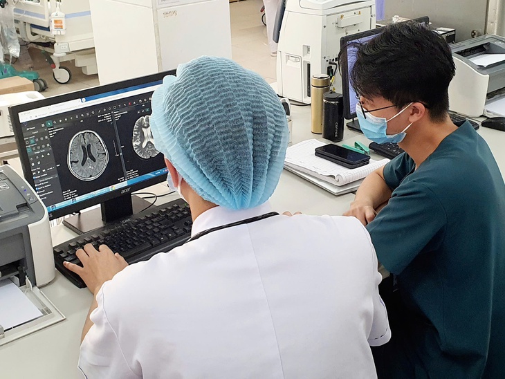 Nguy kịch vì tự ý bỏ thuốc, uống ‘thần dược’ nước kiềm chữa bệnh- Ảnh 2.