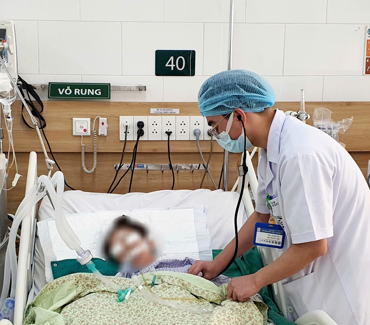 Nguy kịch vì tự ý bỏ thuốc, uống ‘thần dược’ nước kiềm chữa bệnh- Ảnh 1.
