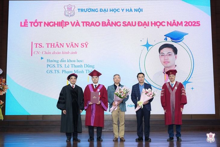 Trường Đại học Y Hà Nội trao bằng tốt nghiệp cho gần 2.300 học viên sau đại học- Ảnh 2. Trường Đại học Y Hà Nội trao bằng tốt nghiệp cho gần 2.300 học viên sau đại học- Ảnh 2.