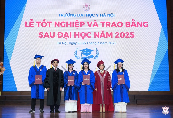 Trường Đại học Y Hà Nội trao bằng tốt nghiệp cho gần 2.300 học viên sau đại học- Ảnh 1. Trường Đại học Y Hà Nội trao bằng tốt nghiệp cho gần 2.300 học viên sau đại học- Ảnh 1.