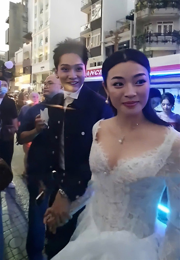 Đại Nghĩa, Bạch Công Khanh, Lan Thy đi xe cứu thương đến sự kiện gây tranh cãi- Ảnh 1.