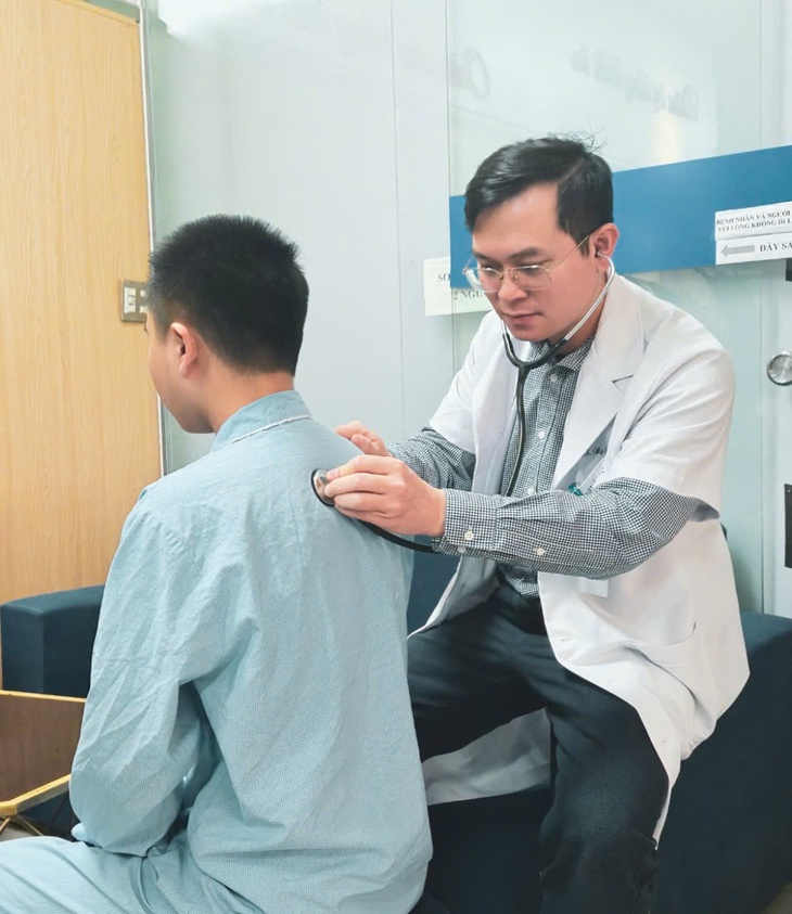 Quyết định táo bạo của bác sĩ BV Bạch Mai hồi sinh lá phổi "xẹp hoàn toàn" cho nam kỹ sư phần mềm- Ảnh 1. Quyết định táo bạo của bác sĩ BV Bạch Mai hồi sinh lá phổi "xẹp hoàn toàn" cho nam kỹ sư phần mềm- Ảnh 1.