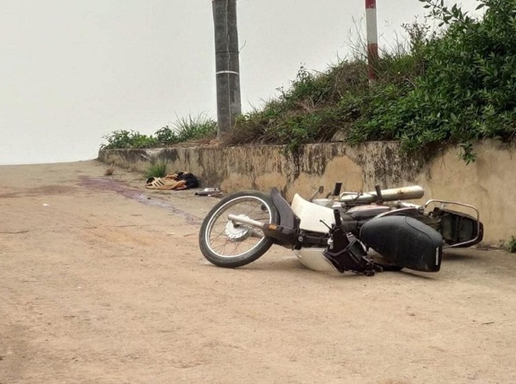Xe máy 'kẹp 3' lao vào vỉa bê tông, 2 người tử vong- Ảnh 2. Xe máy 'kẹp 3' lao vào vỉa bê tông, 2 người tử vong- Ảnh 2.