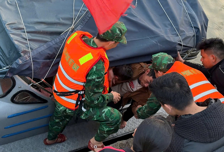 Bộ đội Biên phòng Thanh Hoá kịp thời ứng cứu thuyền viên gặp nạn trên biển- Ảnh 1. Bộ đội Biên phòng Thanh Hoá kịp thời ứng cứu thuyền viên gặp nạn trên biển- Ảnh 1.