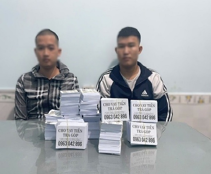 Ngăn chặn 2 đối tượng rải tờ rơi cho vay tiền trả góp- Ảnh 1. Ngăn chặn 2 đối tượng rải tờ rơi cho vay tiền trả góp- Ảnh 1.