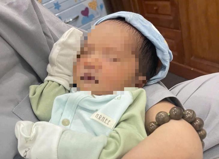 Xót thương bé trai sơ sinh bị bỏ rơi tại chùa trong đêm- Ảnh 1.