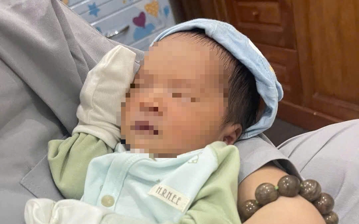 Xót thương bé trai sơ sinh bị bỏ rơi tại chùa trong đêm