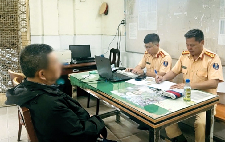 Công an TP Hồ Chí Minh thông tin về vụ CSGT giằng co với người vi phạm trên đường- Ảnh 2. Công an TP Hồ Chí Minh thông tin về vụ CSGT giằng co với người vi phạm trên đường- Ảnh 2.