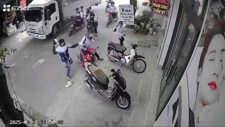 VIDEO: Phẫn nộ nhóm học sinh cầm mũ bảo hiểm lao vào đánh tới tấp nam sinh- Ảnh 1.