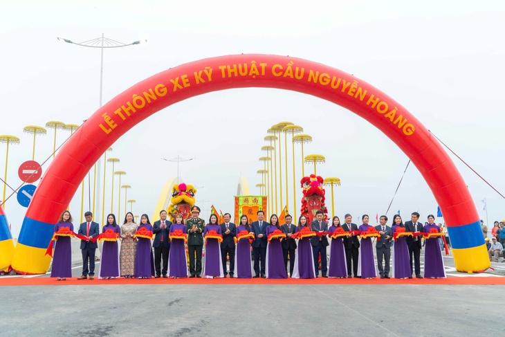 Huế thông xe cầu vượt nghìn tỷ sau hơn 2 năm thi công- Ảnh 1.
