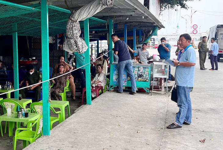 Khởi tố kẻ chém trọng thương nhân viên bến phà tội giết người- Ảnh 2. Khởi tố kẻ chém trọng thương nhân viên bến phà tội giết người- Ảnh 2.