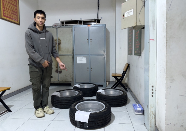 Tạm giữ đối tượng trộm 4 bánh xe ô tô- Ảnh 1. Tạm giữ đối tượng trộm 4 bánh xe ô tô- Ảnh 1.