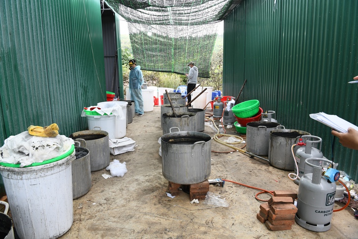 Triệt phá xưởng sản xuất ma túy cực lớn, thu giữ 1,4 tấn ketamin- Ảnh 2. Triệt phá xưởng sản xuất ma túy cực lớn, thu giữ 1,4 tấn ketamin- Ảnh 2.