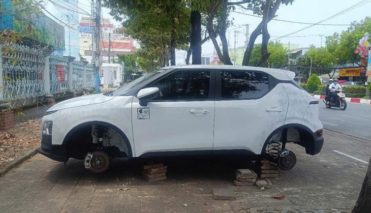 Thủ phạm trộm 4 bánh xe ô tô đã ra đầu thú- Ảnh 1.