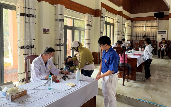Thầy thuốc trẻ khám bệnh miễn phí cho 1.000 trẻ em ở miền núi