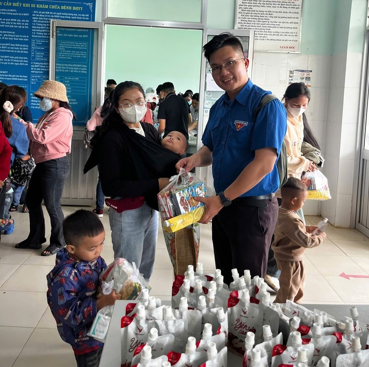 Thầy thuốc trẻ khám bệnh miễn phí cho 1.000 trẻ em ở miền núi- Ảnh 2.