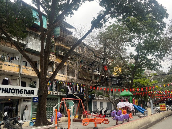 Trước thông tin cải tạo khu tập thể cũ, căn hộ hàng chục năm tuổi 'hét' giá hơn 100 triệu đồng/m2- Ảnh 1.