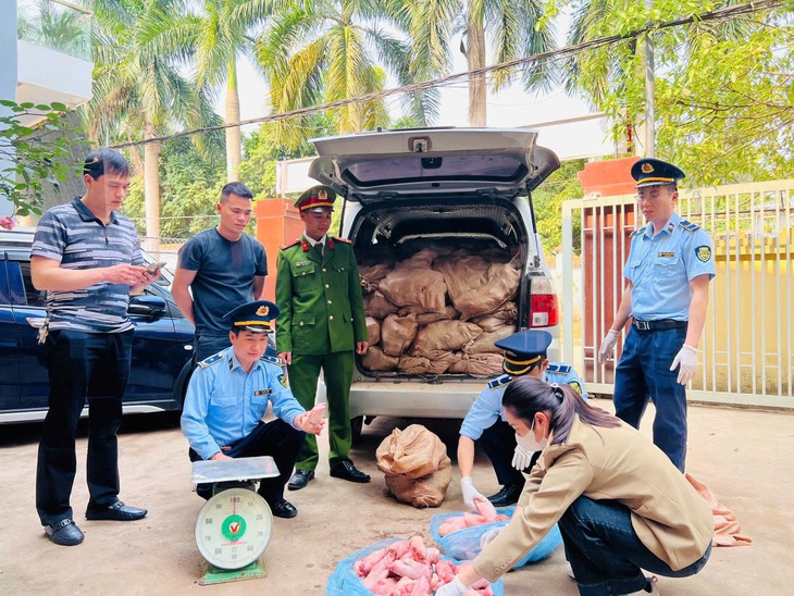 'Sốc' với 1,5 tấn móng giò chảy nước, bốc mùi hôi đang trên đường đi tiêu thụ - Ảnh 2.