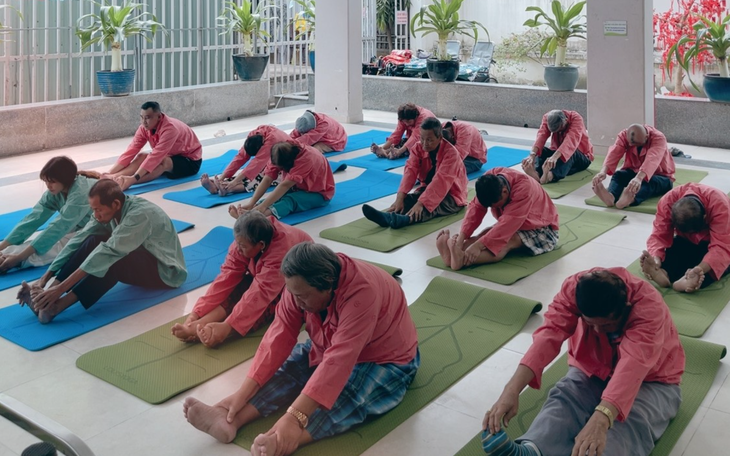 Mang 'Radio nhà nghỉ và Yoga chữa lành' cho bệnh nhân ung thư- Ảnh 1.