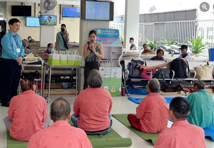 Mang 'Radio nhà nghỉ và Yoga chữa lành' cho bệnh nhân ung thư- Ảnh 2.