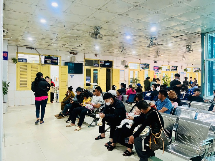 Trung bình mỗi ngày, Khoa Khám bệnh tiếp nhận từ 600-800 trẻ đến khám thì có khoảng 120-160 trẻ mắc Cúm A và Cúm B. Trung bình mỗi ngày, Khoa Khám bệnh tiếp nhận từ 600-800 trẻ đến khám thì có khoảng 120-160 trẻ mắc Cúm A và Cúm B.