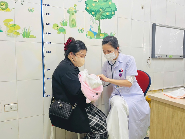 Số trẻ mắc Cúm A, Cúm B phải nhập viện điều trị vào khoảng 60-80 trẻ/ngày. Số trẻ mắc Cúm A, Cúm B phải nhập viện điều trị vào khoảng 60-80 trẻ/ngày.