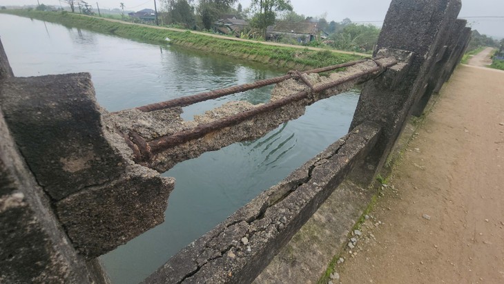 Hàng loạt cây cầu qua kênh Kẻ Gỗ xuống cấp, người dân thấp thỏm nỗi lo- Ảnh 2.