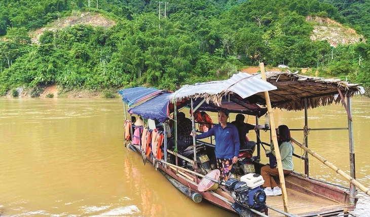 Người dân huyện vùng cao liều mình vượt sông- Ảnh 2. Người dân huyện vùng cao liều mình vượt sông- Ảnh 2.