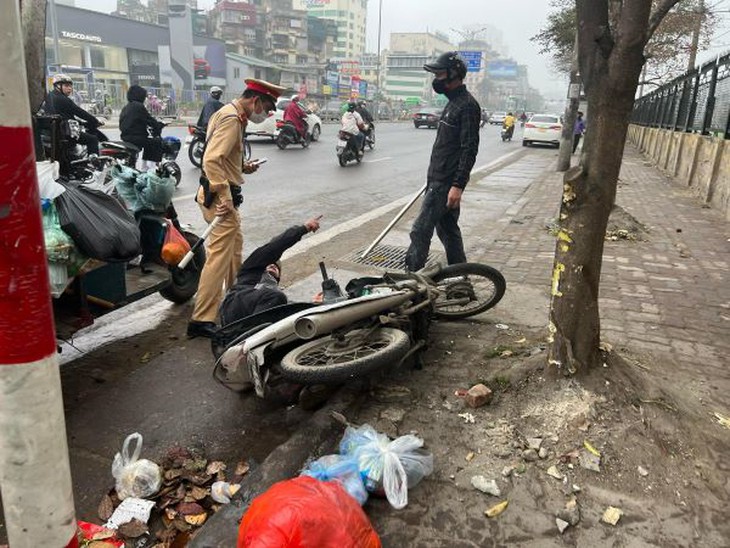 Lập lại trật tự hành vi ‘đi tắt cắt đầu’ ngược chiều dòng xe đang lưu thông- Ảnh 3. Lập lại trật tự hành vi ‘đi tắt cắt đầu’ ngược chiều dòng xe đang lưu thông- Ảnh 3.