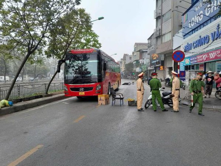 Va chạm giao thông với xe khách, một nữ sinh tử vong tại chỗ- Ảnh 1.