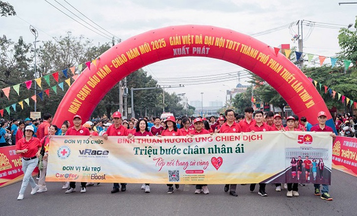 Gần 200.000 người tham gia “Triệu bước chân nhân ái – Tiếp nối trang sử vàng”- Ảnh 1.