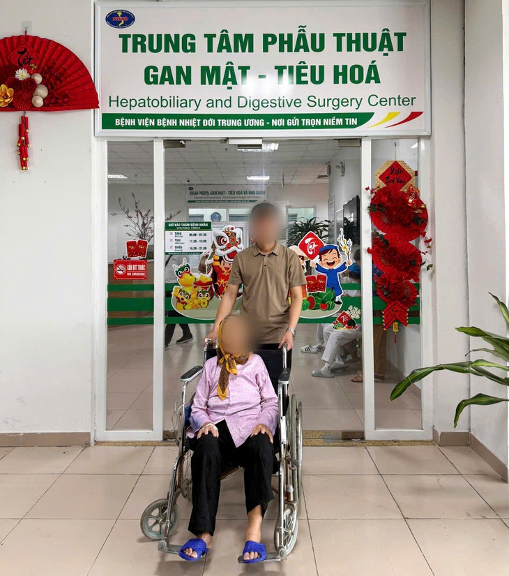 6 giờ đại phẫu tỉ mỉ cứu cụ bà mắc u tá tràng phức tạp, nguy cơ tử vong cao- Ảnh 3.