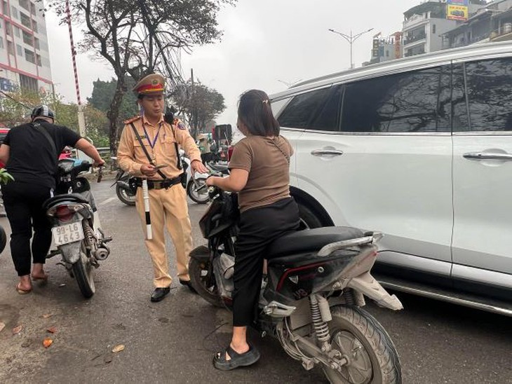Lập lại trật tự hành vi ‘đi tắt cắt đầu’ ngược chiều dòng xe đang lưu thông- Ảnh 2. Lập lại trật tự hành vi ‘đi tắt cắt đầu’ ngược chiều dòng xe đang lưu thông- Ảnh 2.